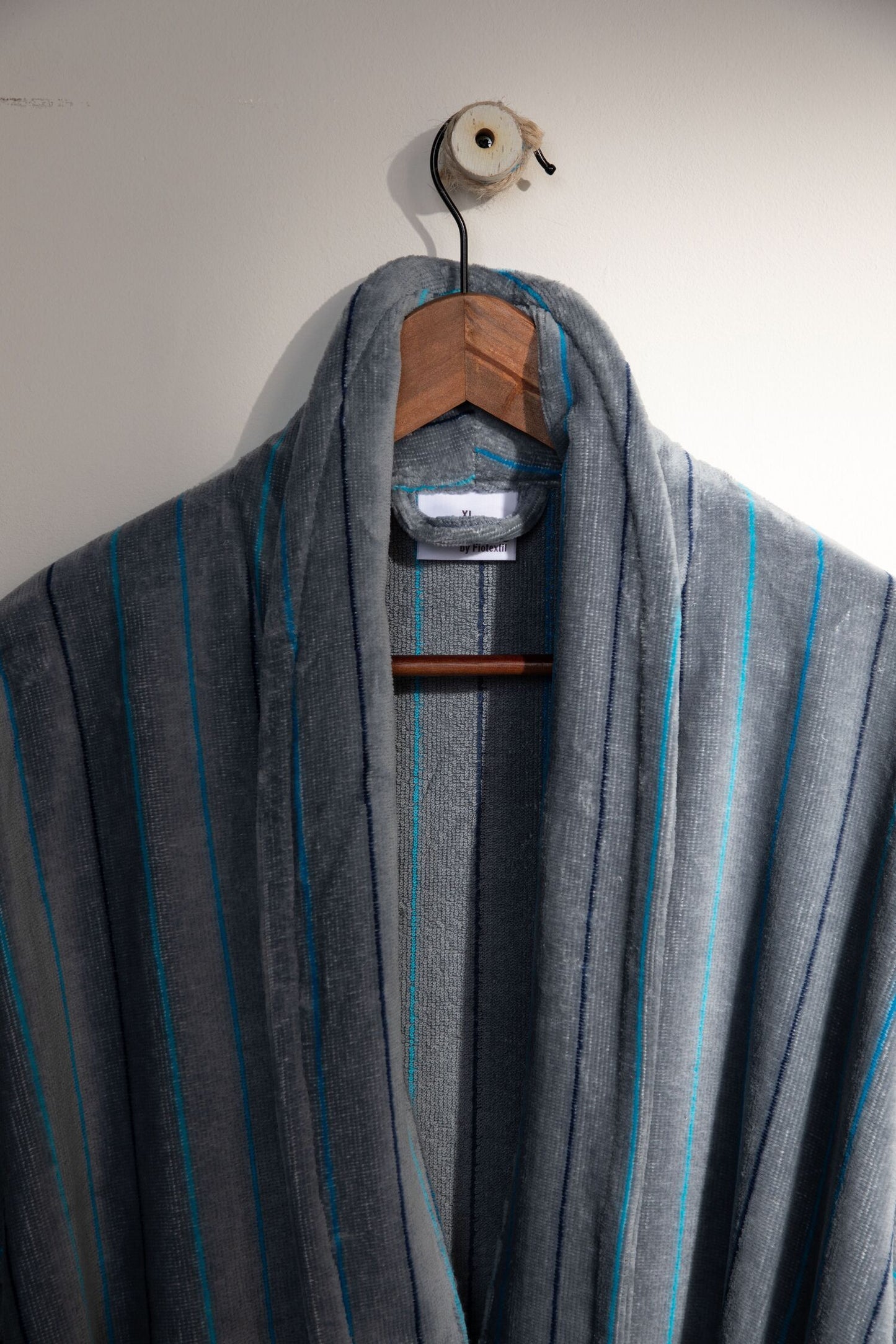 WESLEY - Albornoz Terciopelo 100% Algodón 420 gsm OEKO-TEX® - Doble uso: Bata de Casa y Baño. Diseño exclusivo y funcional: 2 Bolsillos, Cinturón y Capucha