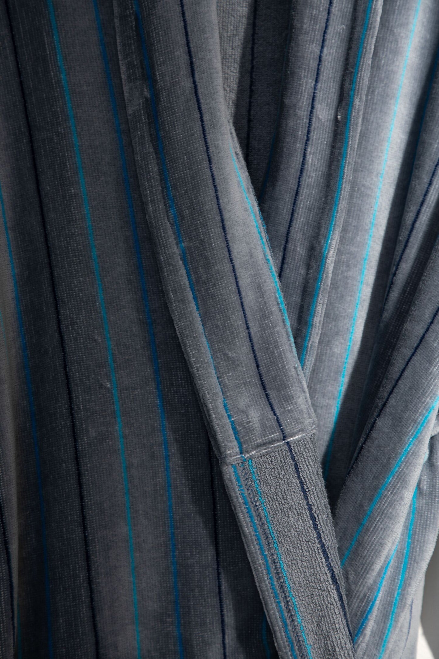 WESLEY - Albornoz Terciopelo 100% Algodón 420 gsm OEKO-TEX® - Doble uso: Bata de Casa y Baño. Diseño exclusivo y funcional: 2 Bolsillos, Cinturón y Capucha