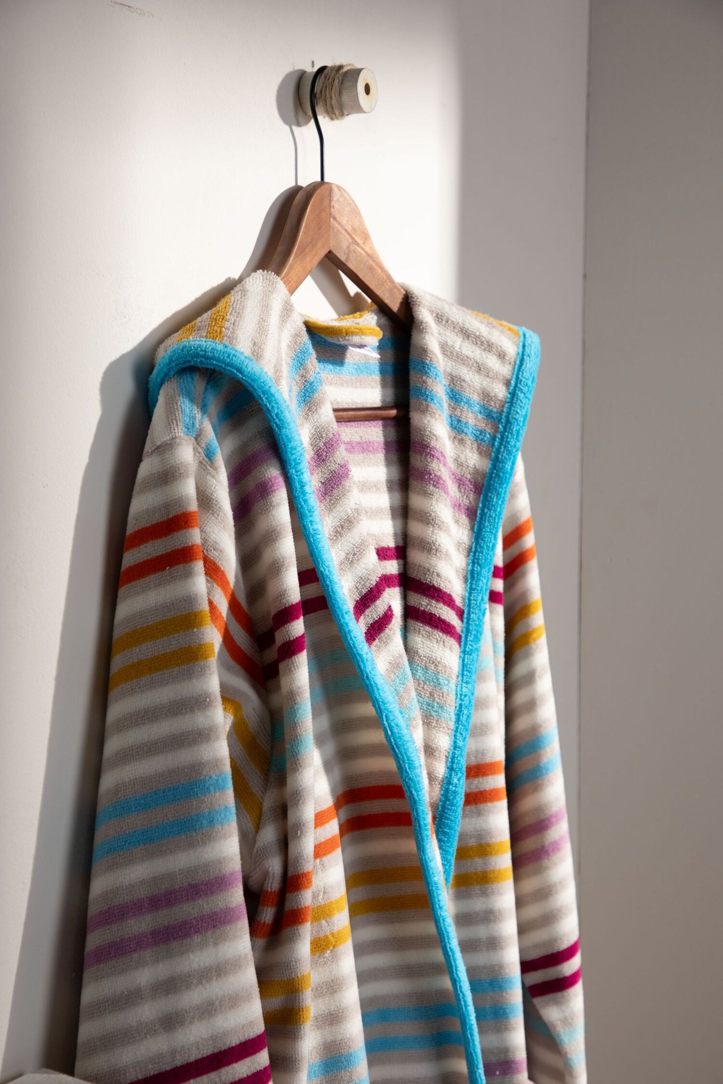 ELLEN - Albornoz Terciopelo 100% Algodón 420 gsm OEKO-TEX® - Doble uso: Bata de Casa y Baño. Diseño exclusivo y funcional: 2 Bolsillos, Cinturón y Capucha