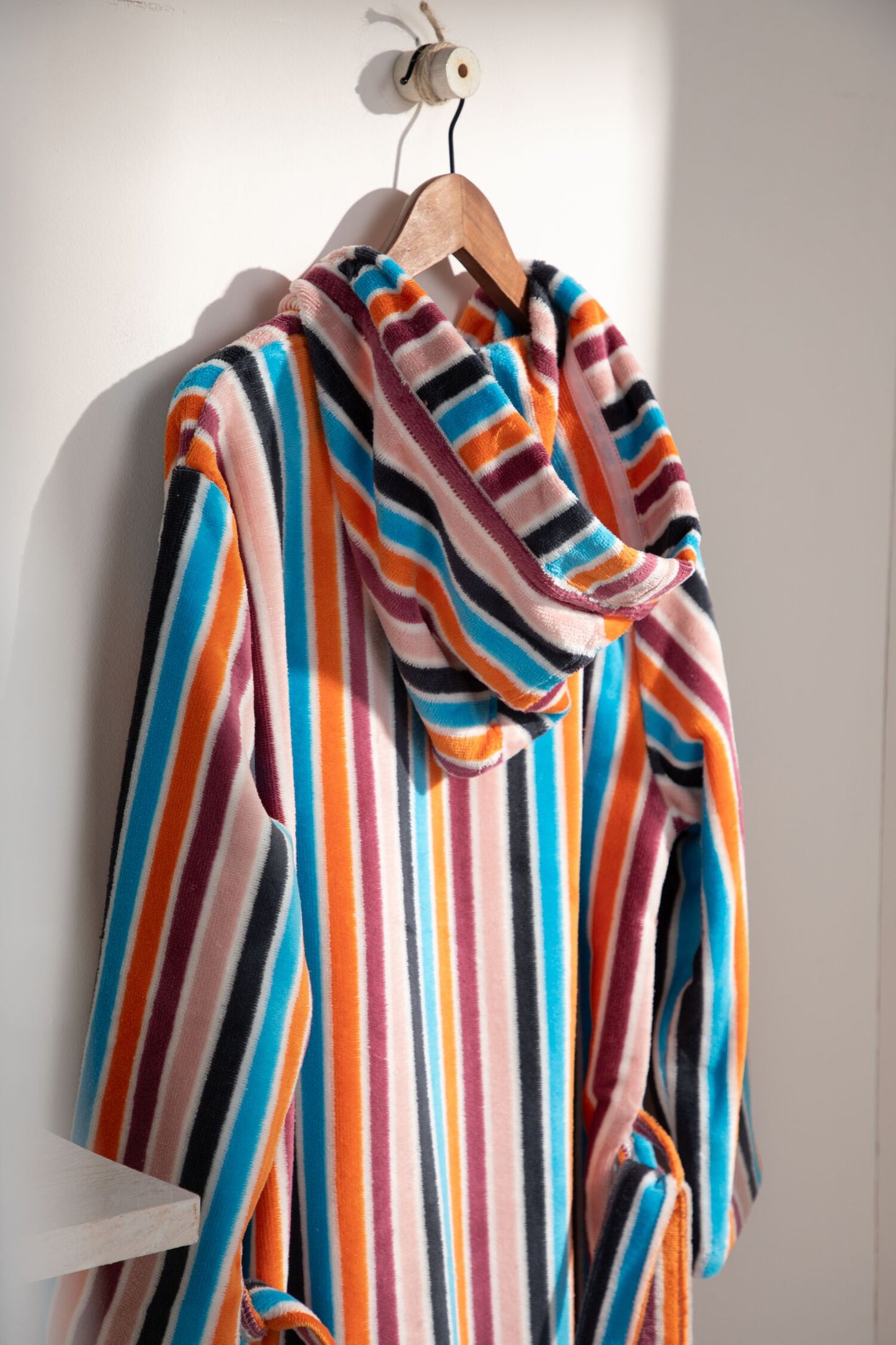 POLIANA - Albornoz Terciopelo 100% Algodón 420 gsm OEKO-TEX® - Doble uso: Bata de Casa y Baño. Diseño exclusivo y funcional: 2 Bolsillos, Cinturón y Capucha