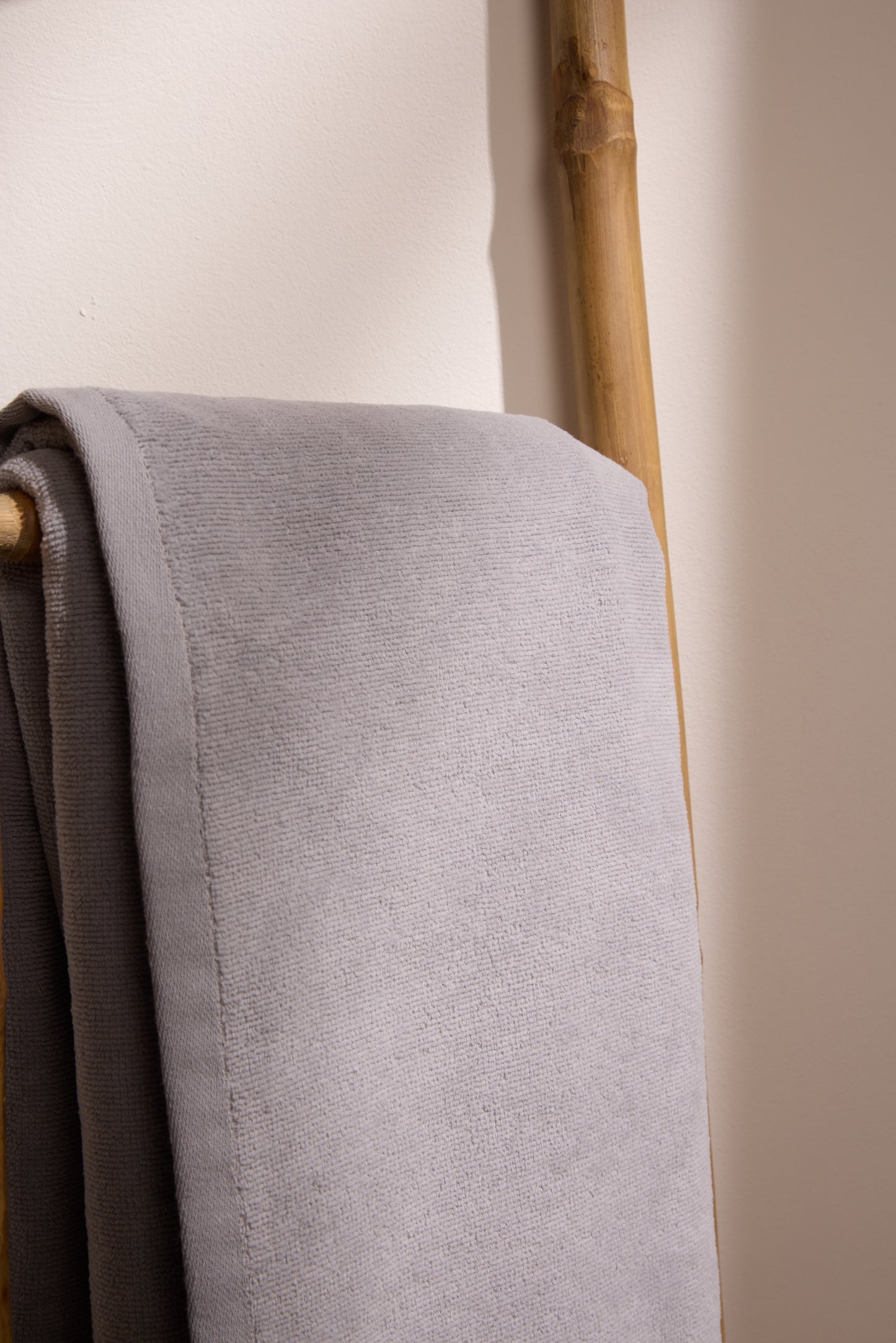 BOSKIMO Toalla de Playa Popa Gris Grande 90x170 cm – 100 % Algodón Rizo de Alta Calidad – Suave, Absorbente y de Secado Rápido – Fabricada en Portugal – Estilo Premium en Colores Vivos – Ideal para Playa y Piscina