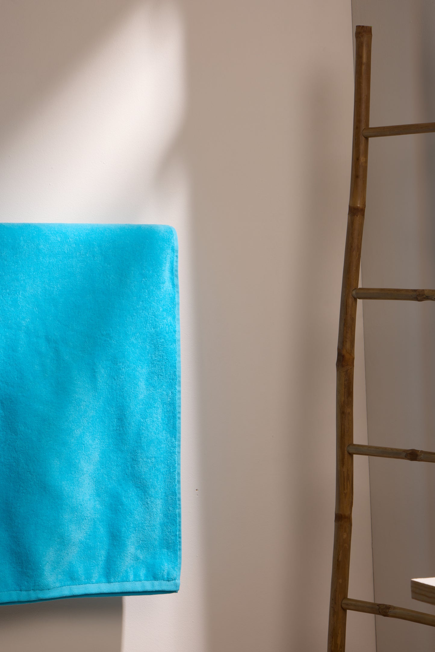 BOSKIMO Toalla de Playa Popa Turquesa Grande 90x170 cm – 100 % Algodón Rizo de Alta Calidad – Suave, Absorbente y de Secado Rápido – Fabricada en Portugal – Estilo Premium en Colores Vivos – Ideal para Playa y Piscina