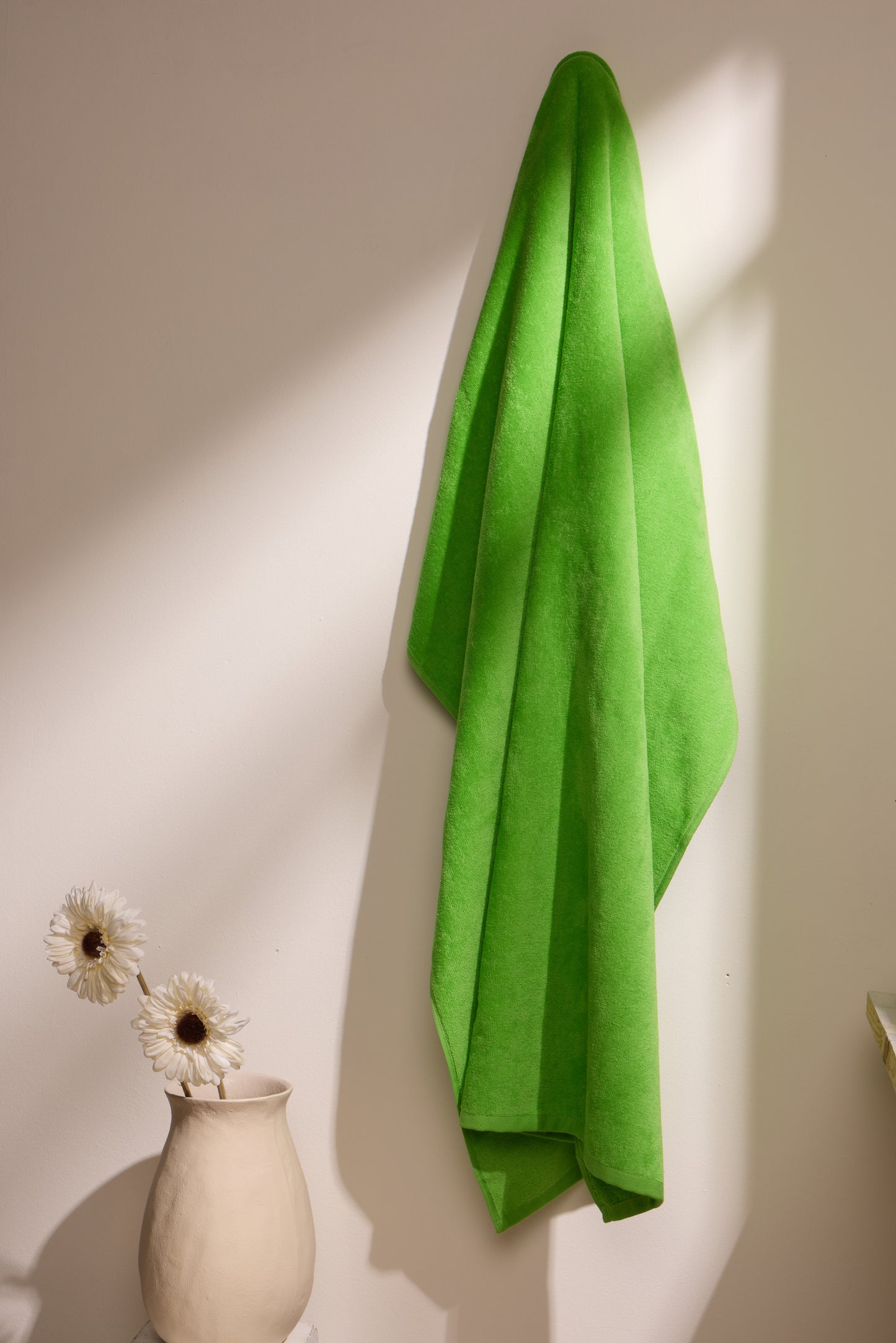 BOSKIMO Toalla de Playa Popa Pistacho Grande 90x170 cm – 100 % Algodón Rizo de Alta Calidad – Suave, Absorbente y de Secado Rápido – Fabricada en Portugal – Estilo Premium en Colores Vivos – Ideal para Playa y Piscina