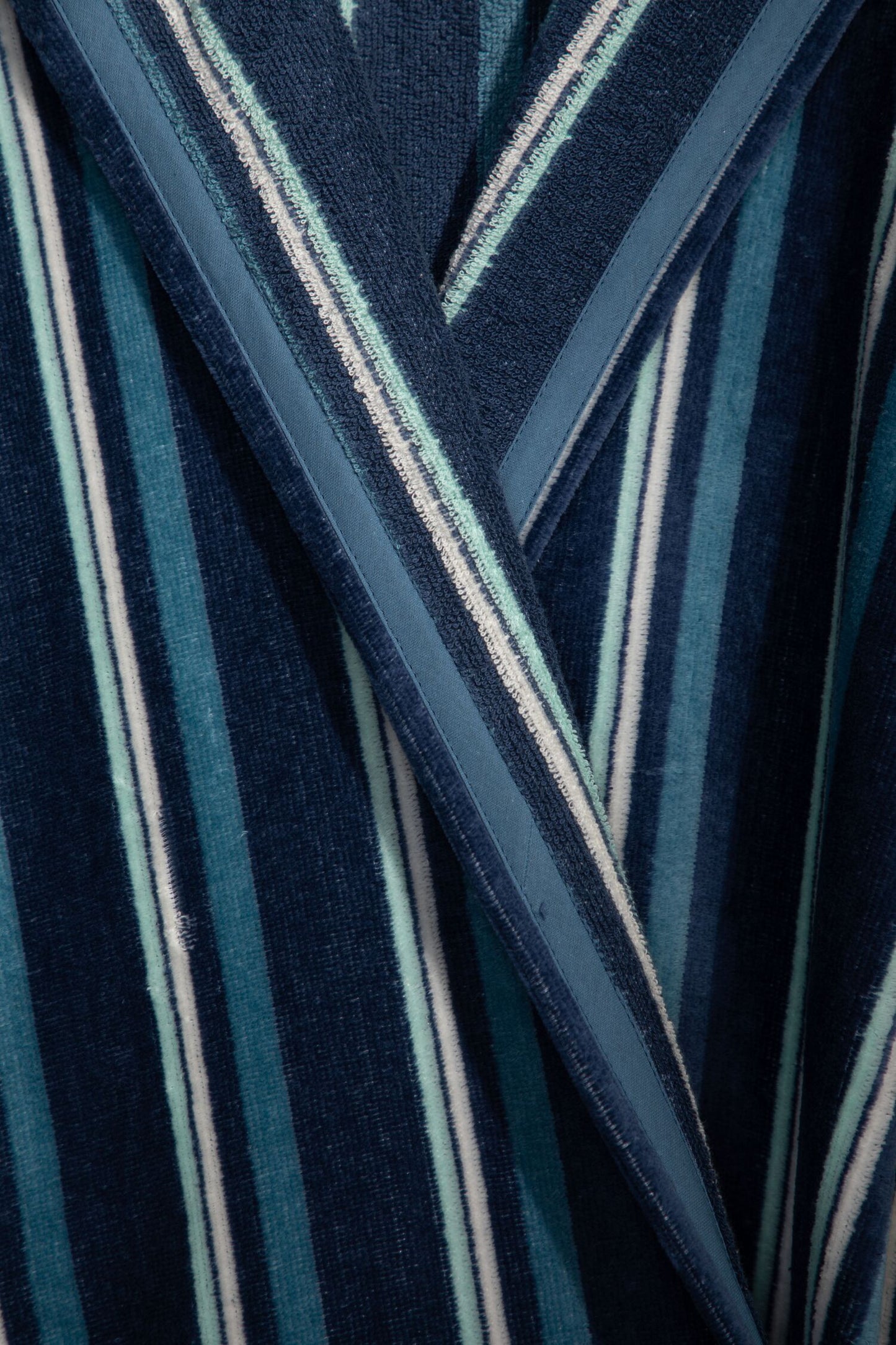 PATRICIO - Albornoz Terciopelo 100% Algodón 420 gsm OEKO-TEX® - Doble uso: Bata de Casa y Baño. Diseño exclusivo y funcional: 2 Bolsillos, Cinturón y Capucha