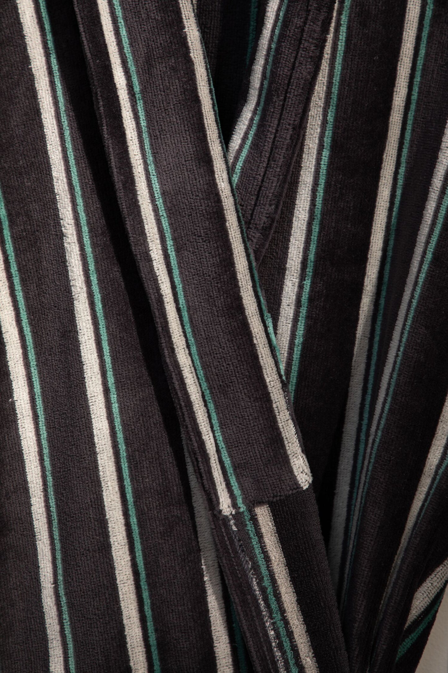 NELSON - Albornoz Terciopelo 100% Algodón 420 gsm OEKO-TEX® - Doble uso: Bata de Casa y Baño. Diseño exclusivo y funcional: 2 Bolsillos, Cinturón y Capucha