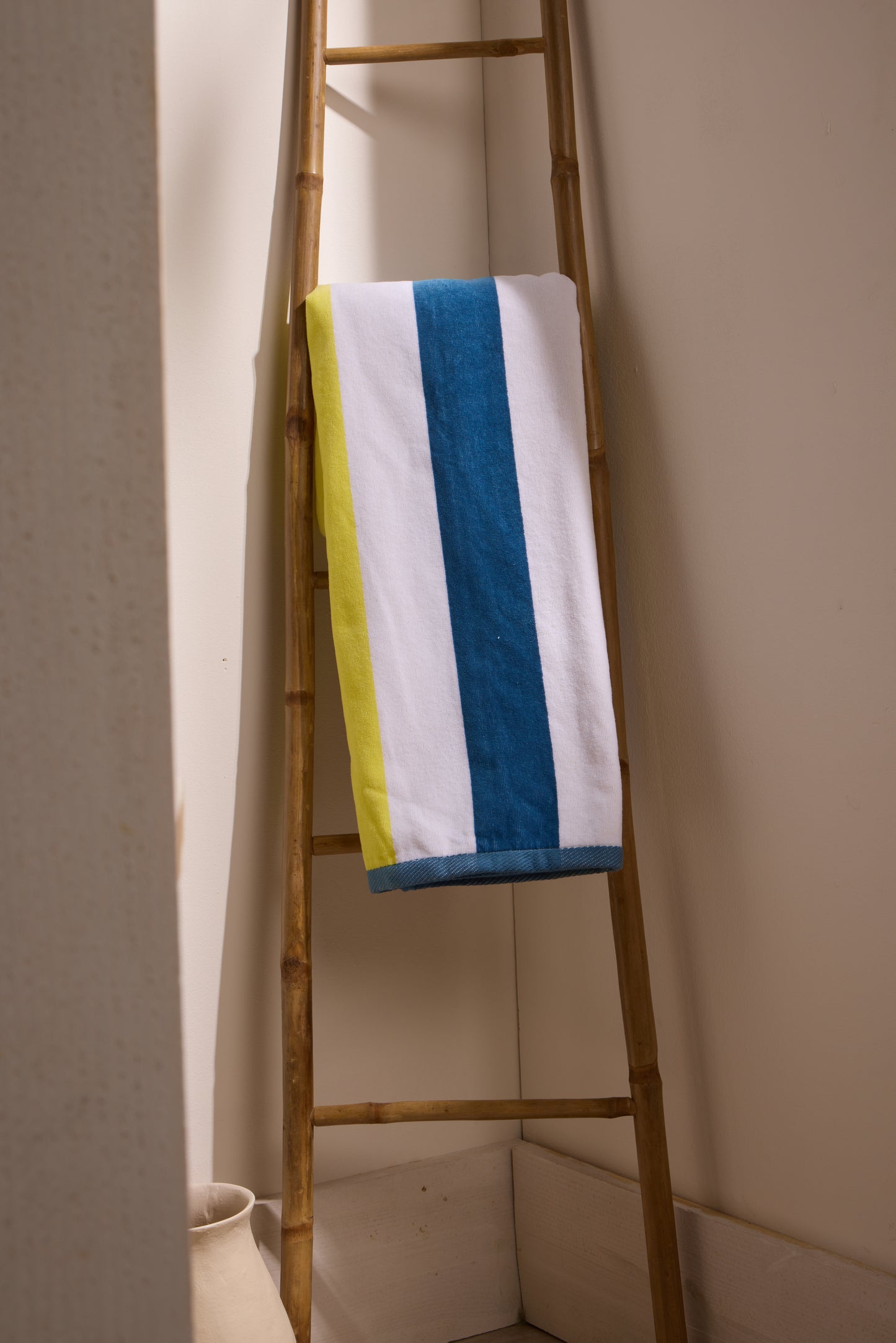 BOSKIMO Toalla de Playa Zadar 4 Grande 90x170 cm – 100 % Algodón Rizo de Alta Calidad – Suave, Absorbente y de Secado Rápido – Fabricada en Portugal – Estilo Premium en Colores Vivos – Ideal para Playa y Piscina