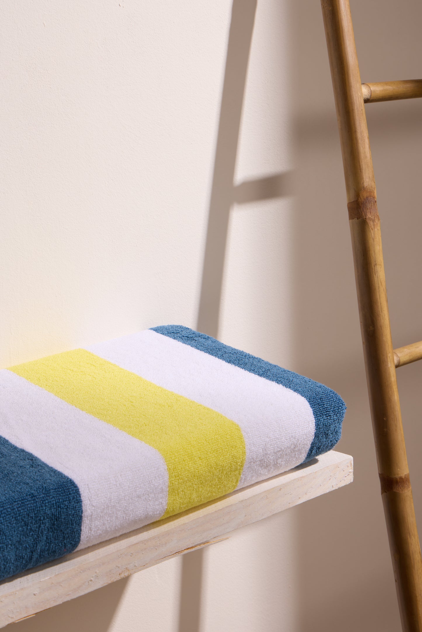 BOSKIMO Toalla de Playa Zadar 4 Grande 90x170 cm – 100 % Algodón Rizo de Alta Calidad – Suave, Absorbente y de Secado Rápido – Fabricada en Portugal – Estilo Premium en Colores Vivos – Ideal para Playa y Piscina