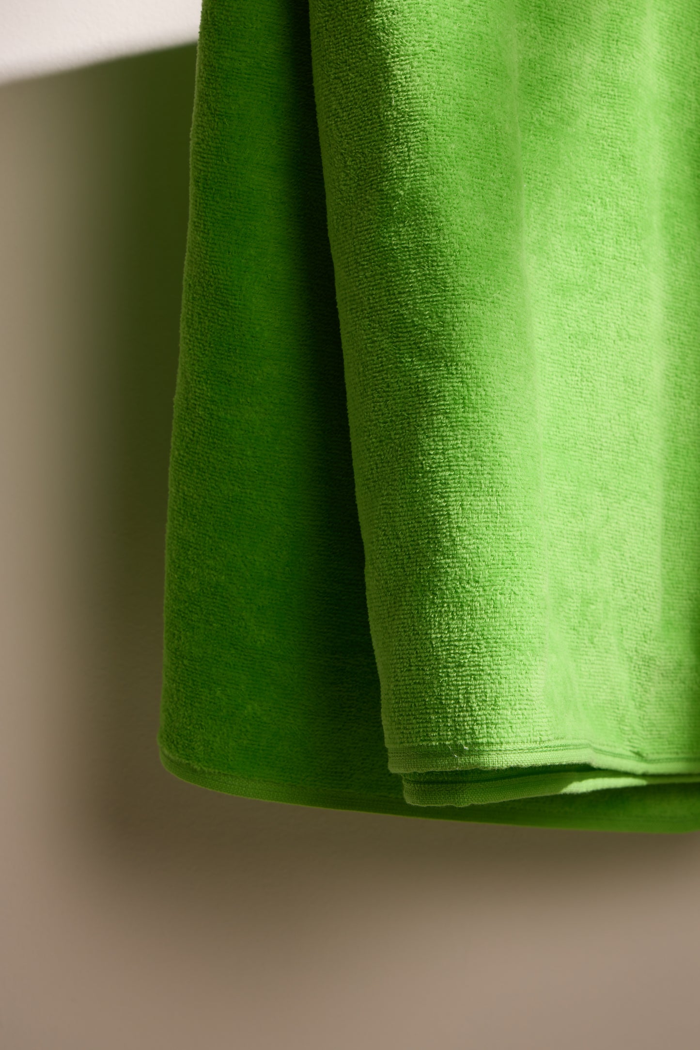 BOSKIMO Toalla de Playa Popa Pistacho Grande 90x170 cm – 100 % Algodón Rizo de Alta Calidad – Suave, Absorbente y de Secado Rápido – Fabricada en Portugal – Estilo Premium en Colores Vivos – Ideal para Playa y Piscina