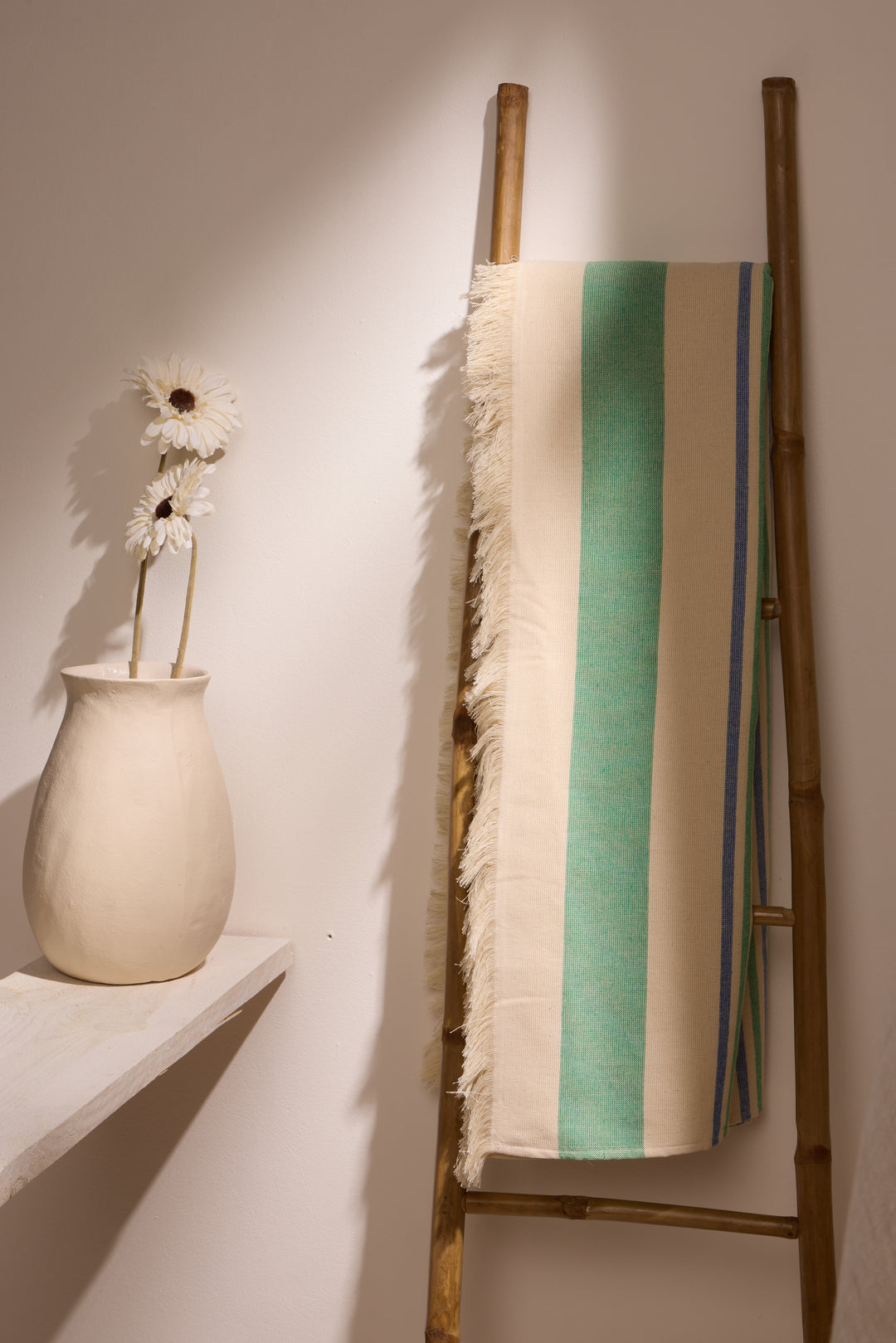 BOSKIMO Pareo Carnota Verde – Pareo de Playa Ligero 145x170 cm – Suave, Compacto y de Secado Rápido – Ideal para Viajes, Piscina o Verano – Estilo Veraniego Hecho en Portugal