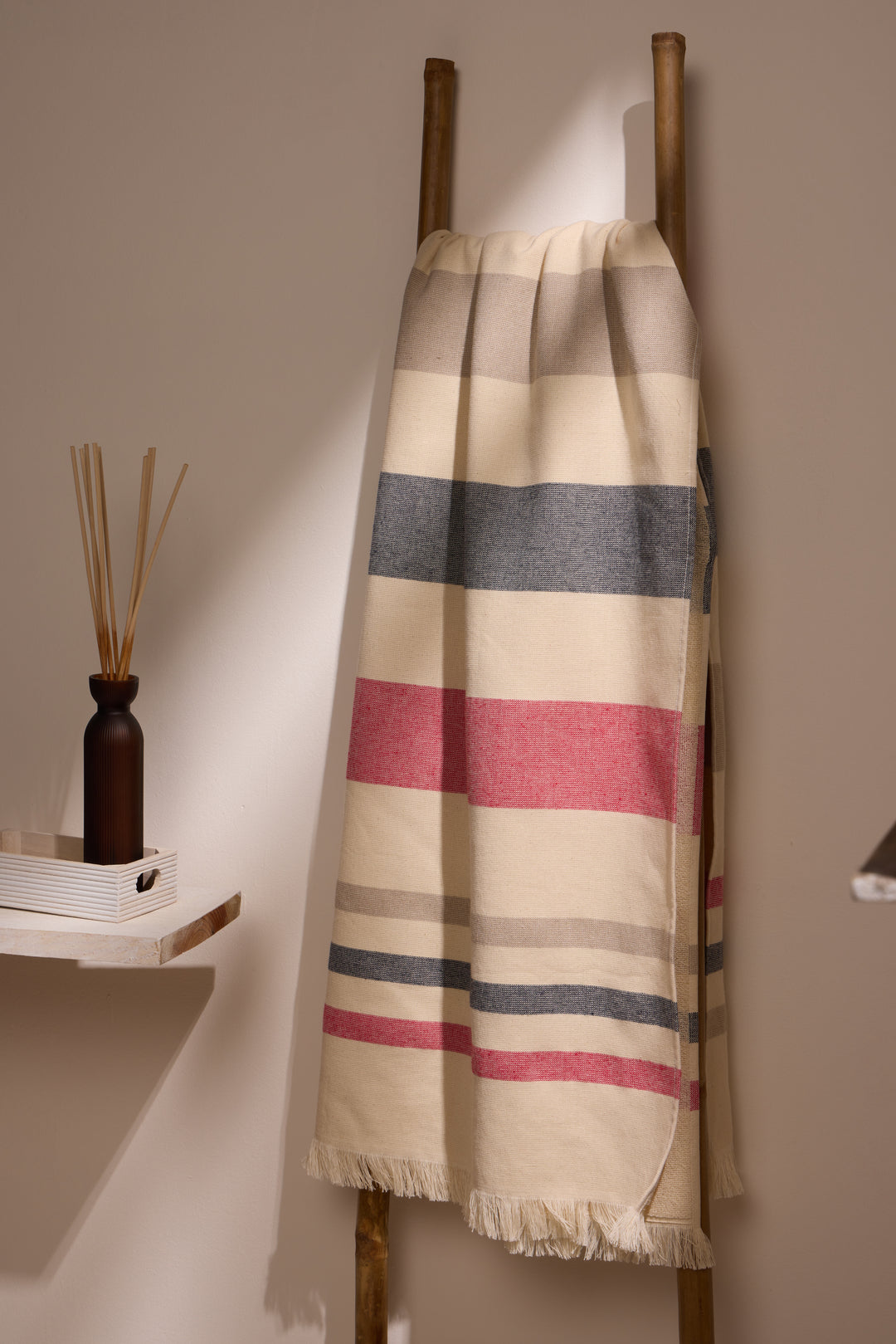 BOSKIMO Pareo Sada Rojo – Pareo de Playa Ligero 90x170 cm – Suave, Compacto y de Secado Rápido – Ideal para Viajes, Piscina o Verano – Estilo Veraniego Hecho en Portugal