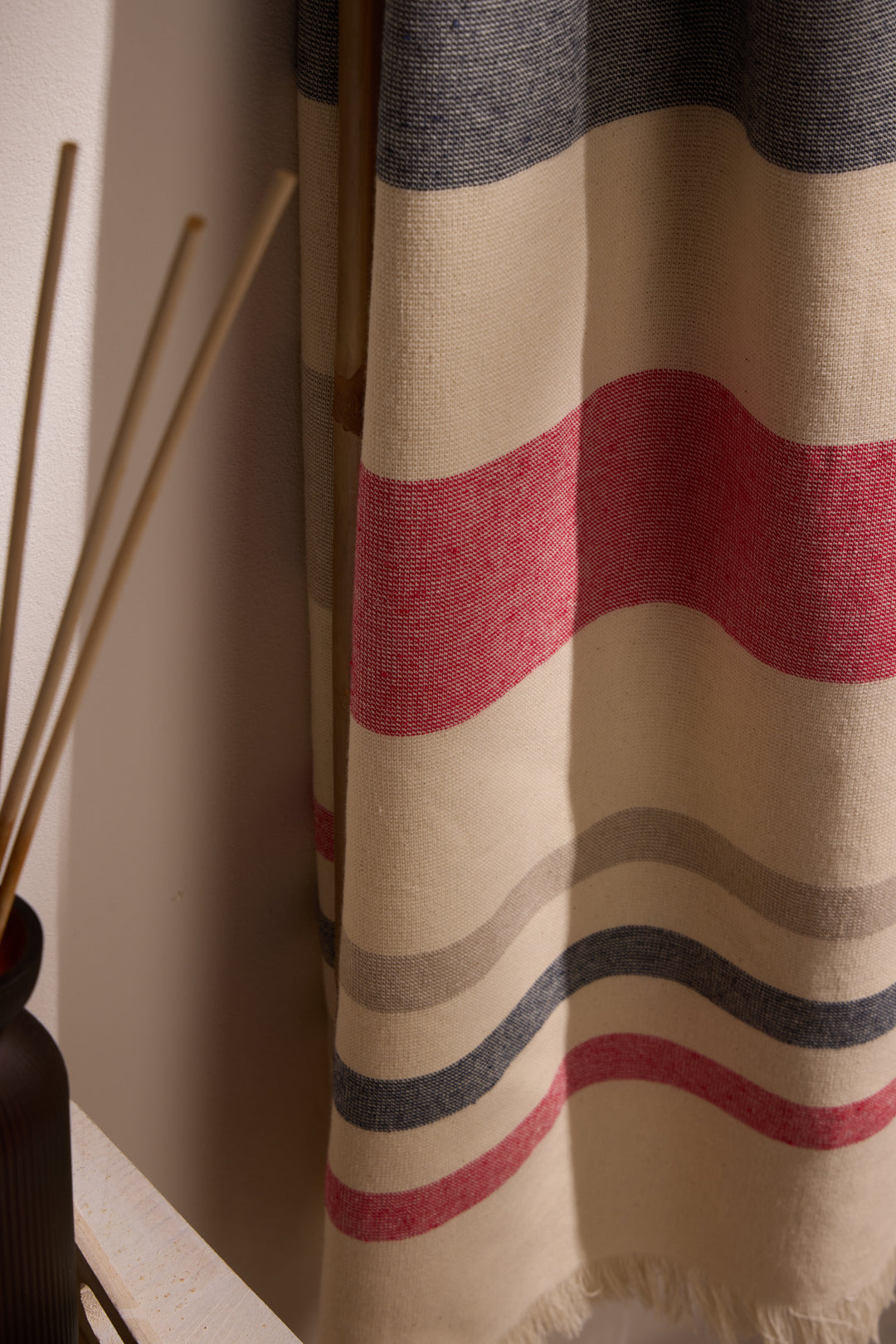 BOSKIMO Pareo Sada Rojo – Pareo de Playa Ligero 90x170 cm – Suave, Compacto y de Secado Rápido – Ideal para Viajes, Piscina o Verano – Estilo Veraniego Hecho en Portugal