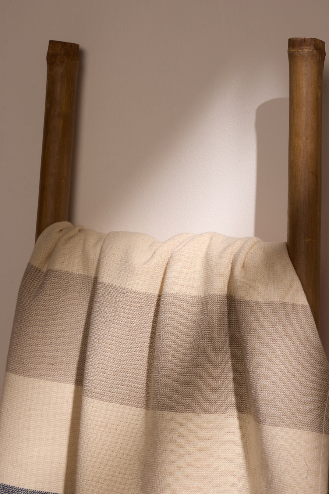 BOSKIMO Pareo Sada Rojo – Pareo de Playa Ligero 90x170 cm – Suave, Compacto y de Secado Rápido – Ideal para Viajes, Piscina o Verano – Estilo Veraniego Hecho en Portugal