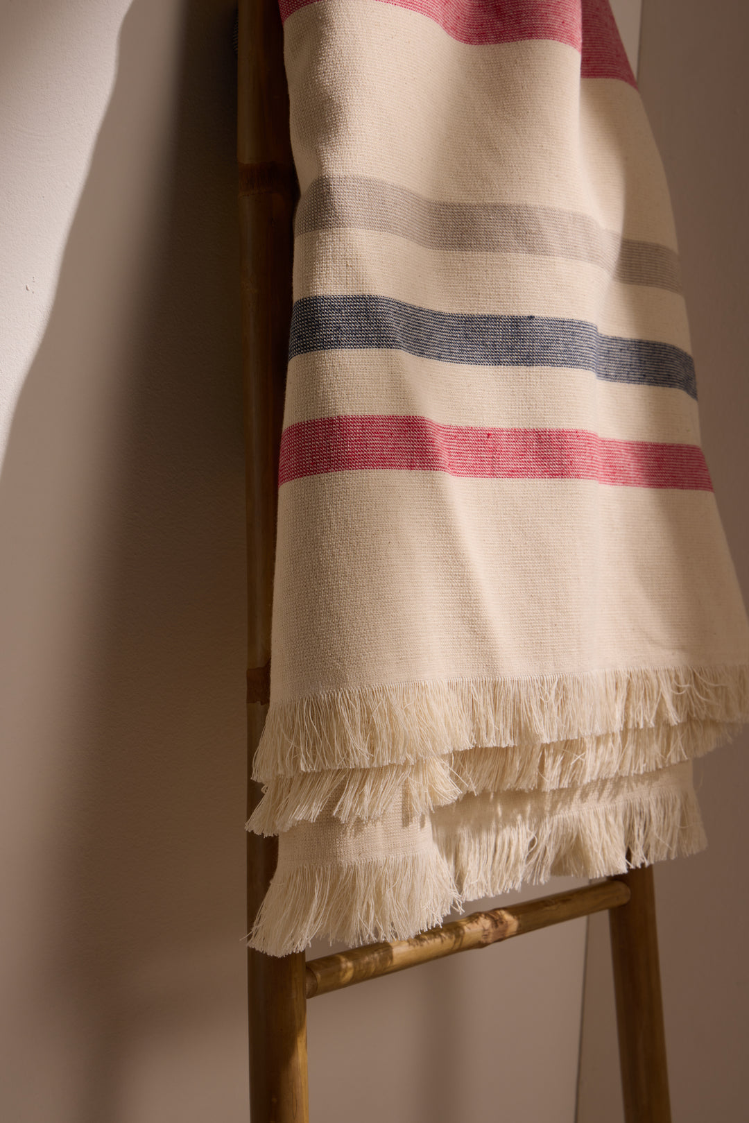 BOSKIMO Pareo Sada Rojo – Pareo de Playa Ligero 90x170 cm – Suave, Compacto y de Secado Rápido – Ideal para Viajes, Piscina o Verano – Estilo Veraniego Hecho en Portugal