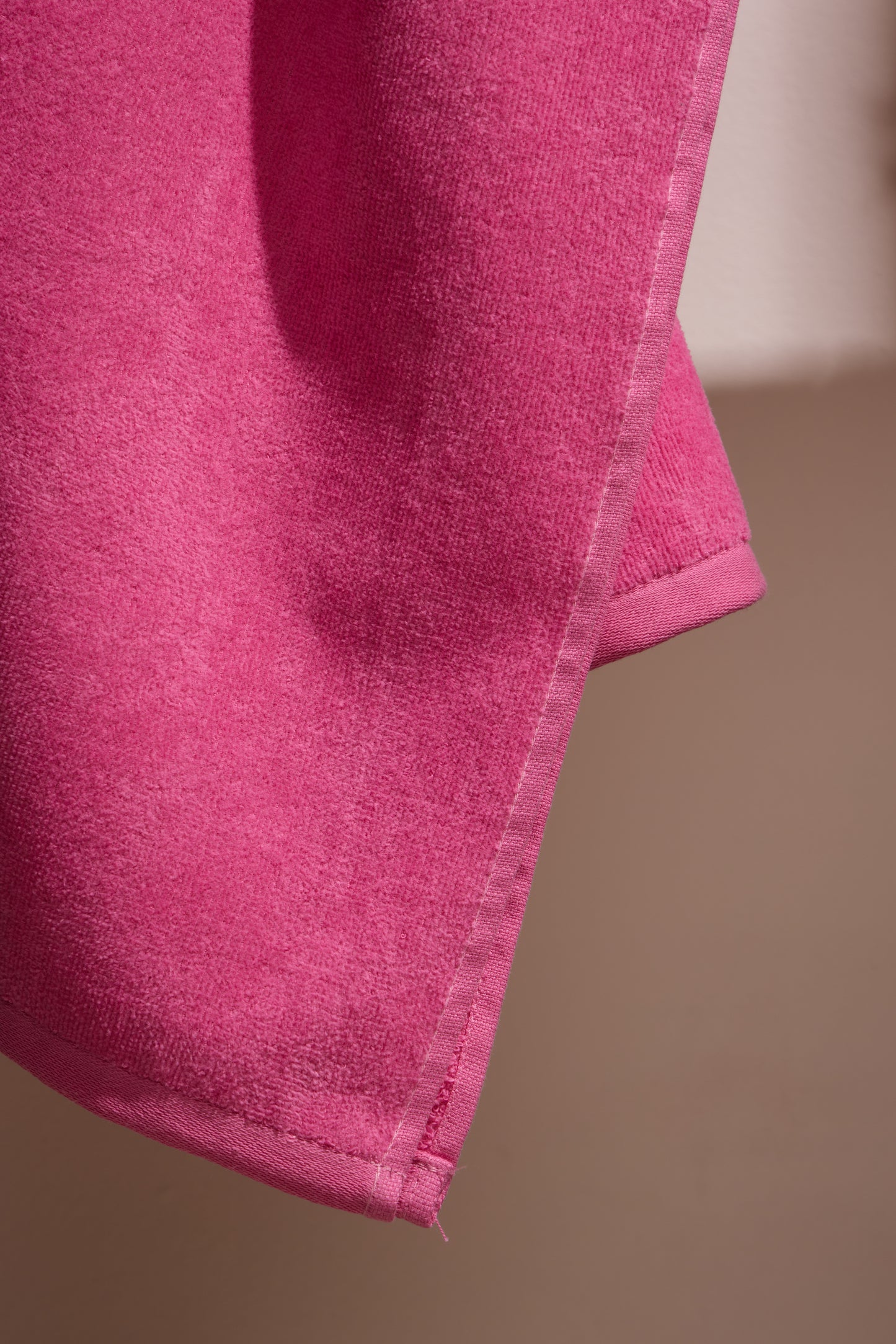 BOSKIMO Toalla de Playa Popa Fucsia Grande 90x170 cm – 100 % Algodón Rizo de Alta Calidad – Suave, Absorbente y de Secado Rápido – Fabricada en Portugal – Estilo Premium en Colores Vivos – Ideal para Playa y Piscina