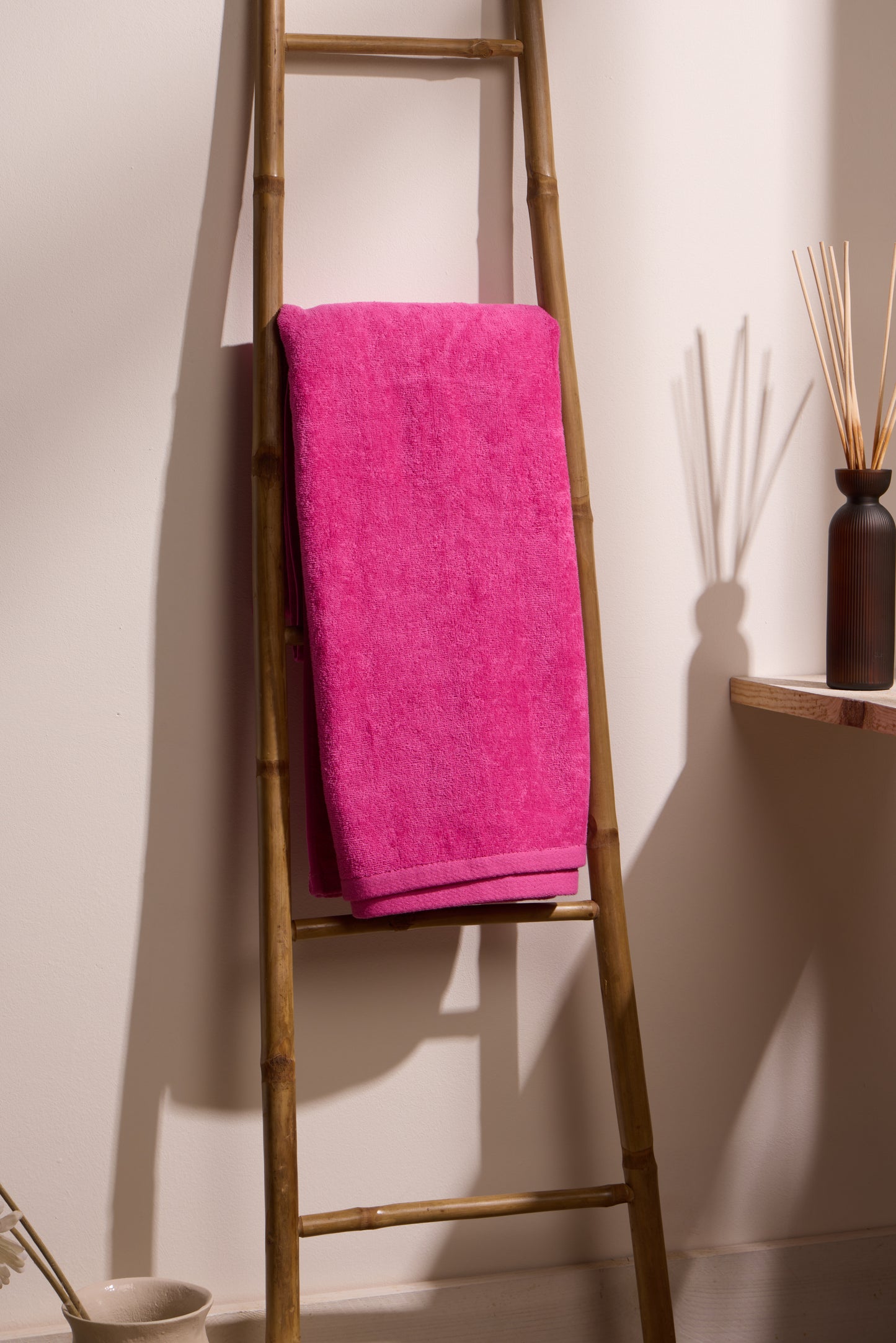 BOSKIMO Toalla de Playa Popa Fucsia Grande 90x170 cm – 100 % Algodón Rizo de Alta Calidad – Suave, Absorbente y de Secado Rápido – Fabricada en Portugal – Estilo Premium en Colores Vivos – Ideal para Playa y Piscina