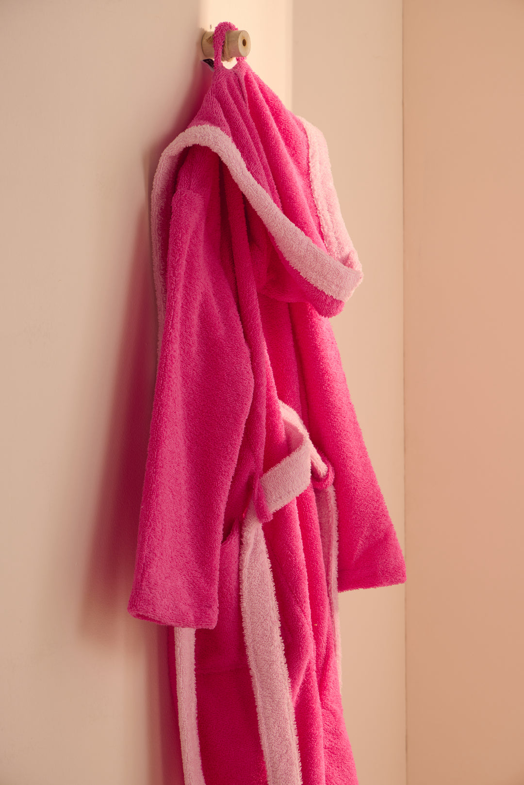 KIDS BASS FUSCSIA - Albornoz Niños adolescentes Algodón: Niño, Infantil - 100% Algodón OEKO-TEX - 2 Bolsillos, Cinturón, Capucha, Albornoces Felpa muy suave con bordados para niños