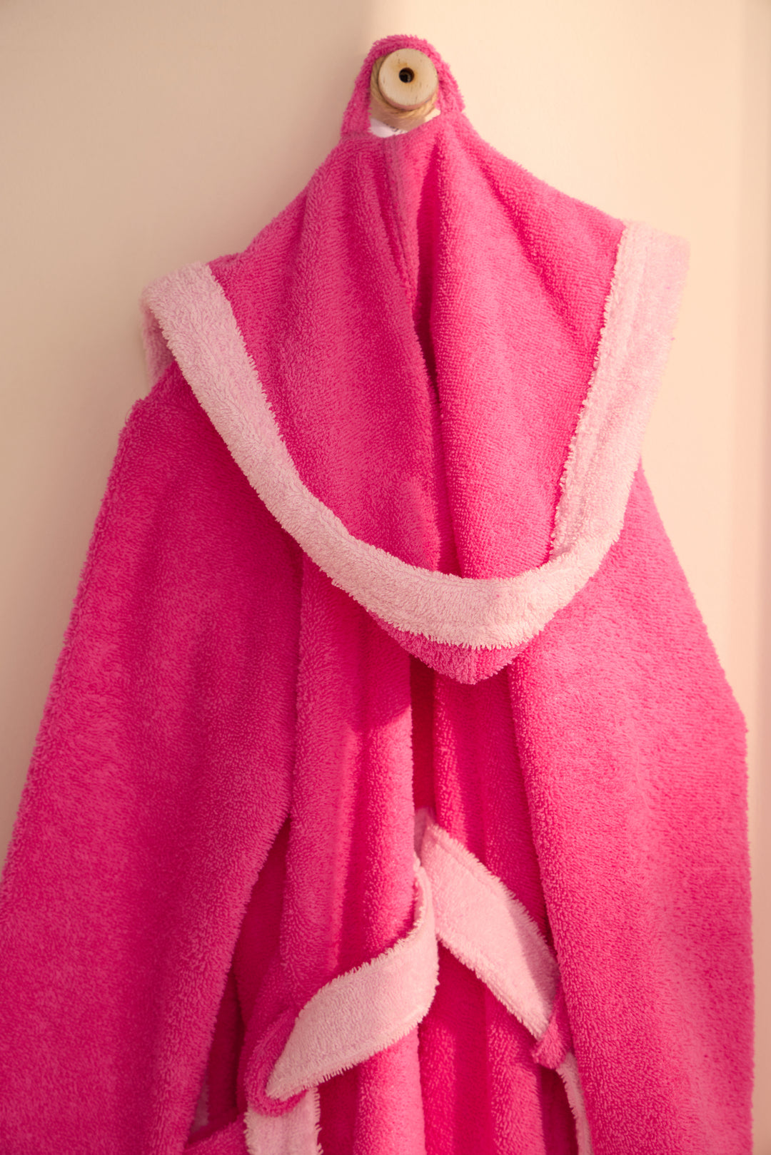 KIDS BASS FUSCSIA - Albornoz Niños adolescentes Algodón: Niño, Infantil - 100% Algodón OEKO-TEX - 2 Bolsillos, Cinturón, Capucha, Albornoces Felpa muy suave con bordados para niños