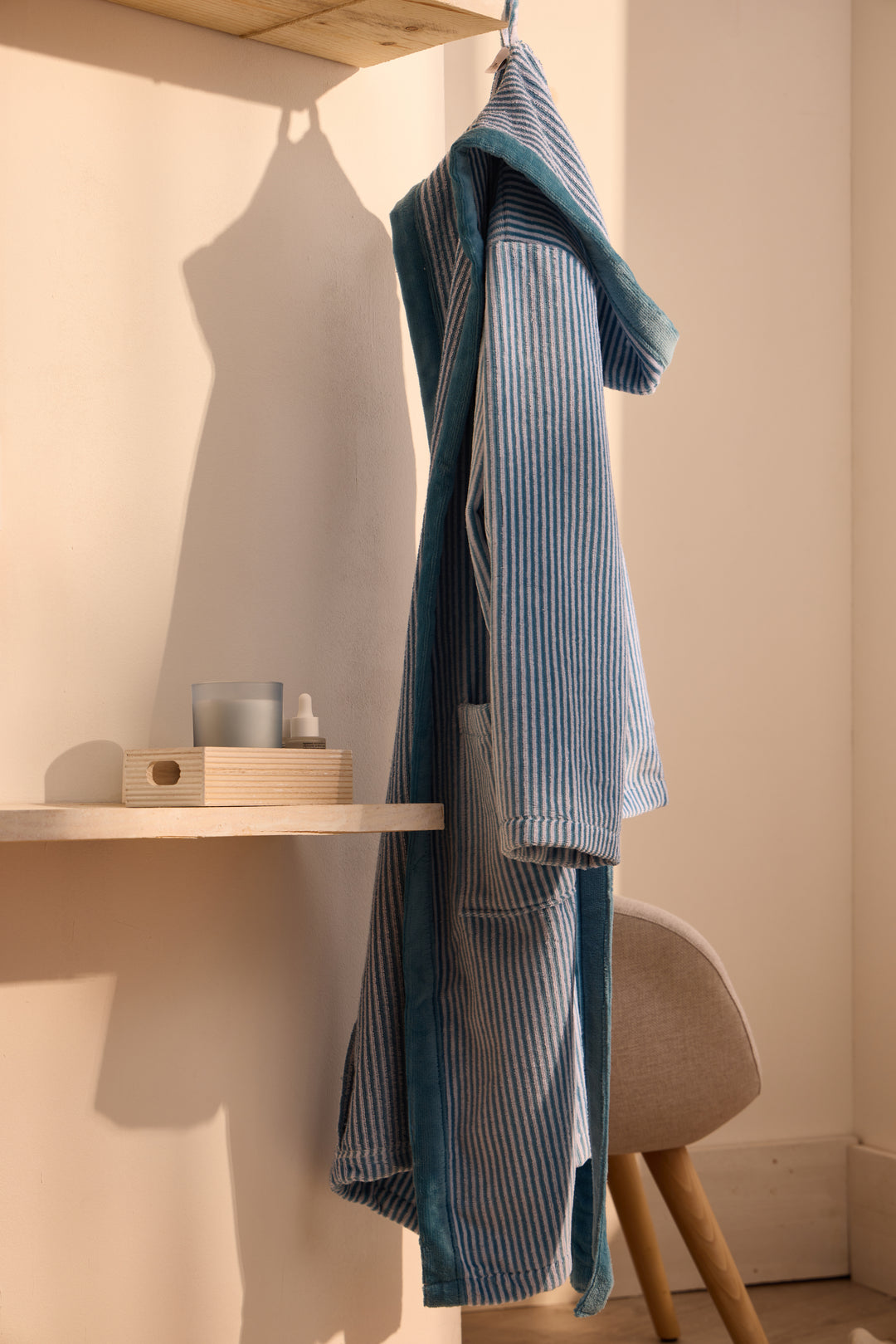 KIDS PARKER AZUL - Albornoz Niños adolescentes Algodón: Niño, Infantil - 100% Algodón OEKO-TEX - 2 Bolsillos, Cinturón, Capucha, Albornoces Felpa muy suave con bordados para niños