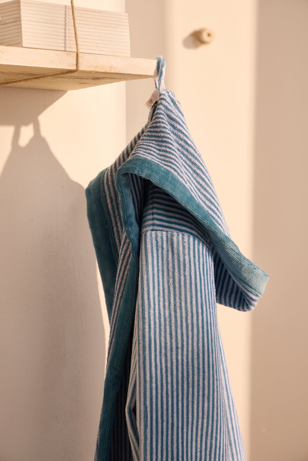 KIDS PARKER AZUL - Albornoz Niños adolescentes Algodón: Niño, Infantil - 100% Algodón OEKO-TEX - 2 Bolsillos, Cinturón, Capucha, Albornoces Felpa muy suave con bordados para niños