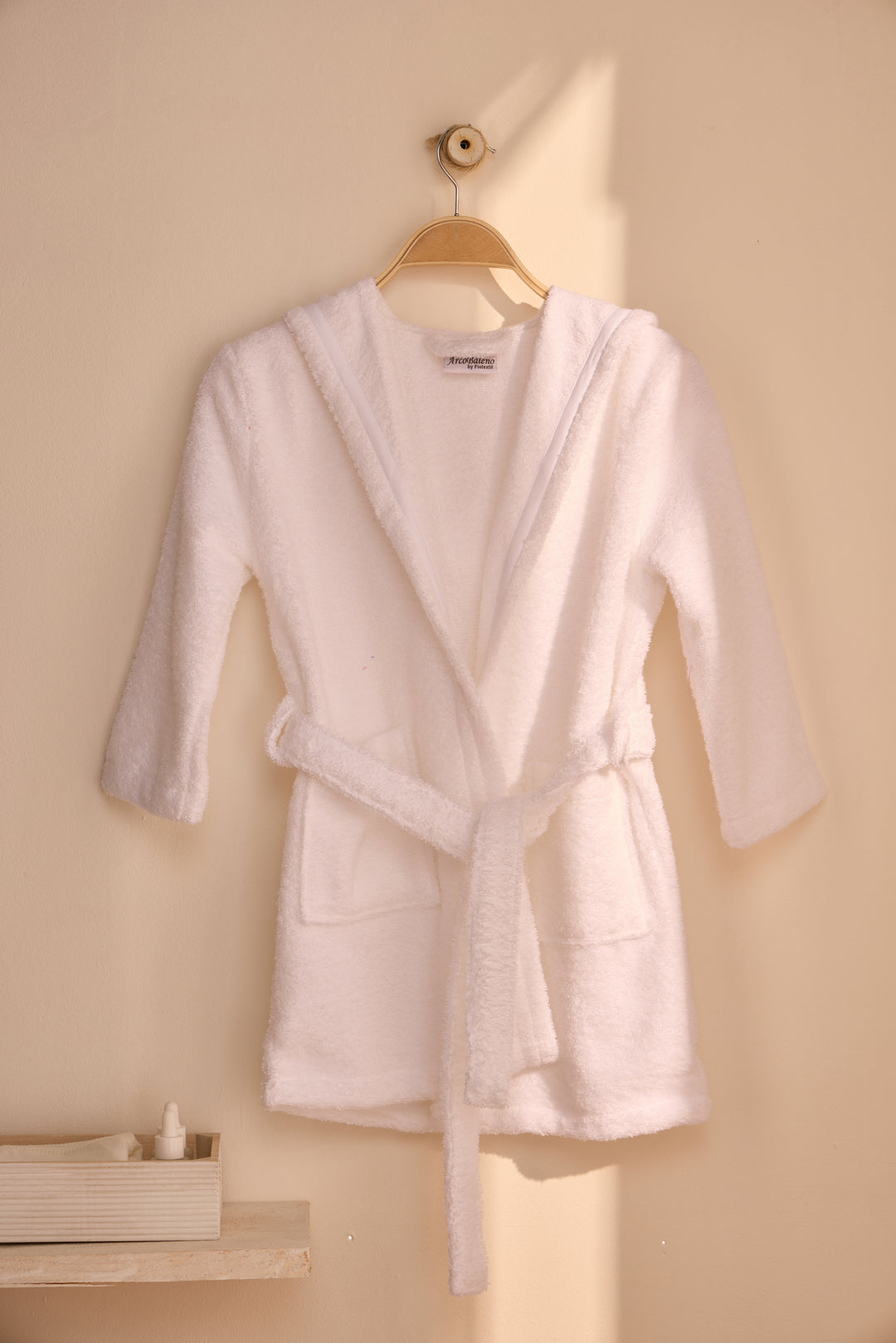 KIDS PREMIUM BLANCO - Albornoz Niños adolescentes Algodón: Niño, Infantil - 100% Algodón OEKO-TEX - 2 Bolsillos, Cinturón, Capucha, Albornoces Felpa muy suave con bordados para niños