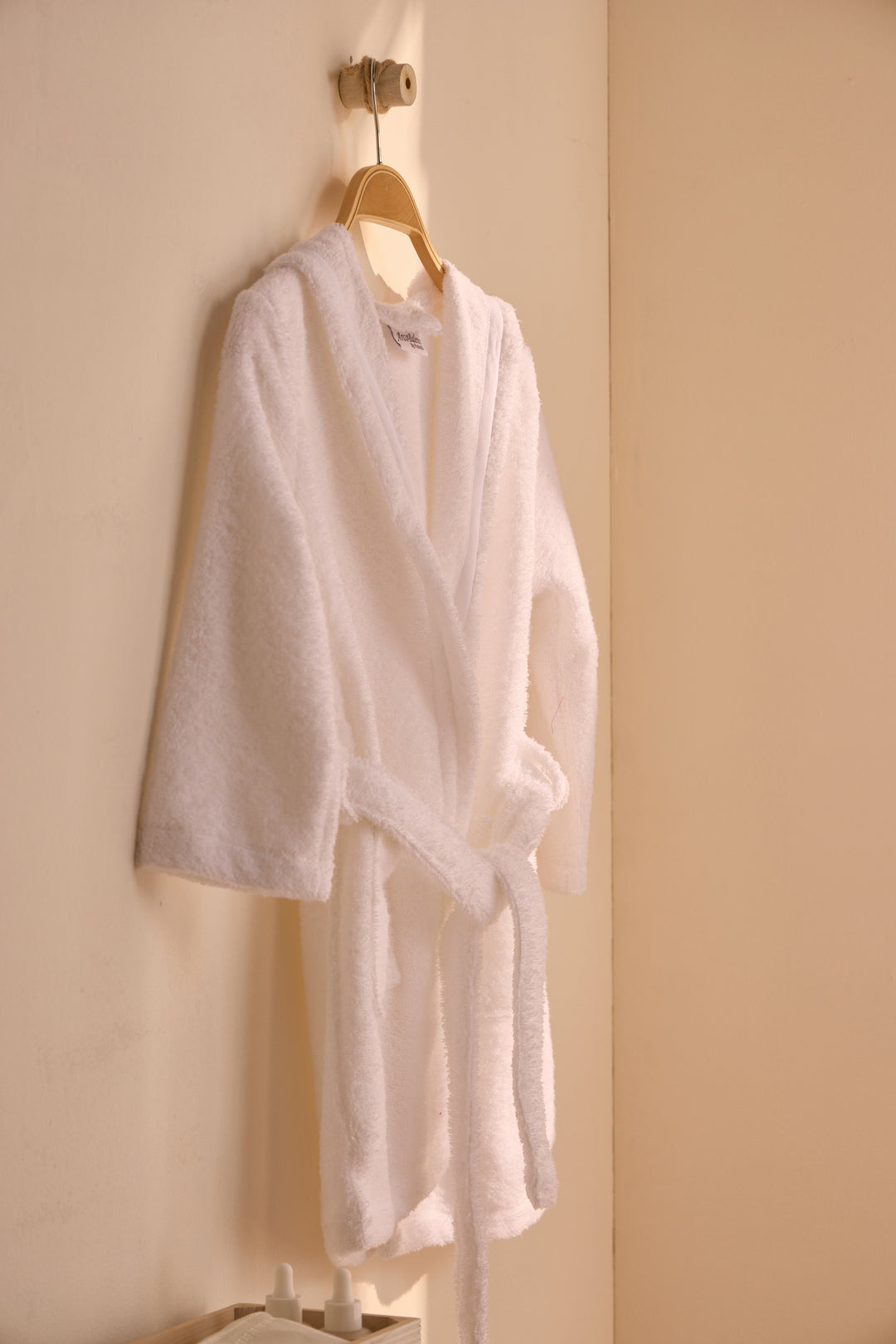 KIDS PREMIUM BLANCO - Albornoz Niños adolescentes Algodón: Niño, Infantil - 100% Algodón OEKO-TEX - 2 Bolsillos, Cinturón, Capucha, Albornoces Felpa muy suave con bordados para niños