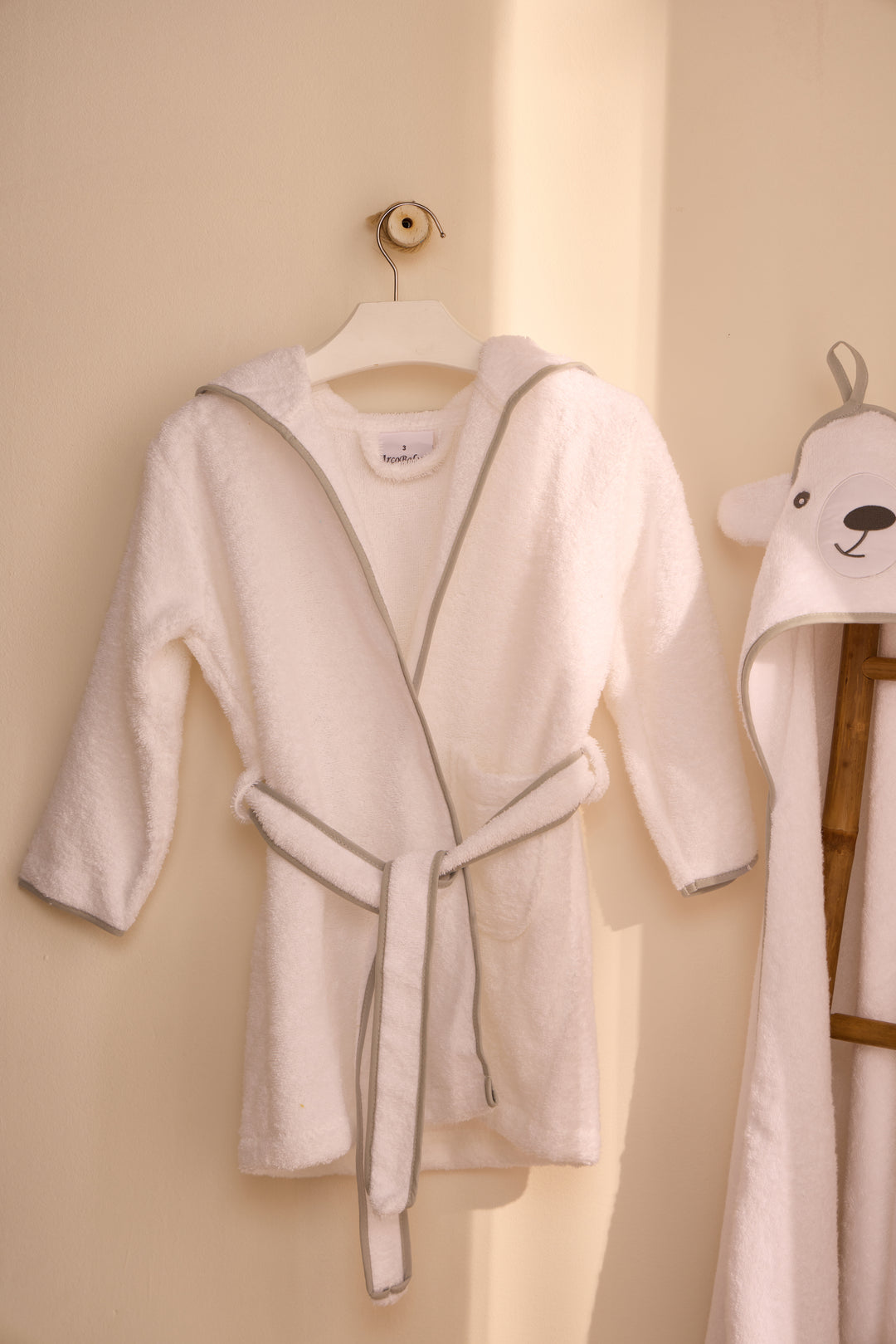 KIDS YOGUI- Albornoz Niños adolescentes Algodón: Niño, Infantil - 100% Algodón OEKO-TEX - 2 Bolsillos, Cinturón, Capucha, Albornoces Felpa muy suave con bordados para niños