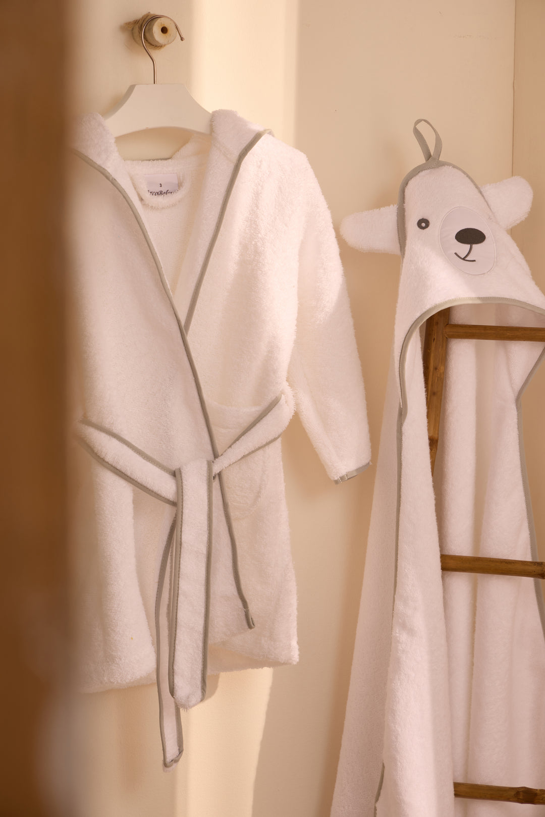 KIDS YOGUI- Albornoz Niños adolescentes Algodón: Niño, Infantil - 100% Algodón OEKO-TEX - 2 Bolsillos, Cinturón, Capucha, Albornoces Felpa muy suave con bordados para niños